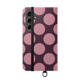 Coque portefeuille en cuir végétalien pour Samsung Galaxy S24 - motif Pink Plum Polka Dot